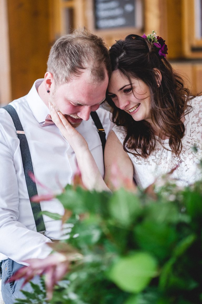 Traute Zweisamkeit zur standesamtlichen Trauung im Almbad Huberspitz: das Brautpaar lächelt zueinander in einem intimen Moment